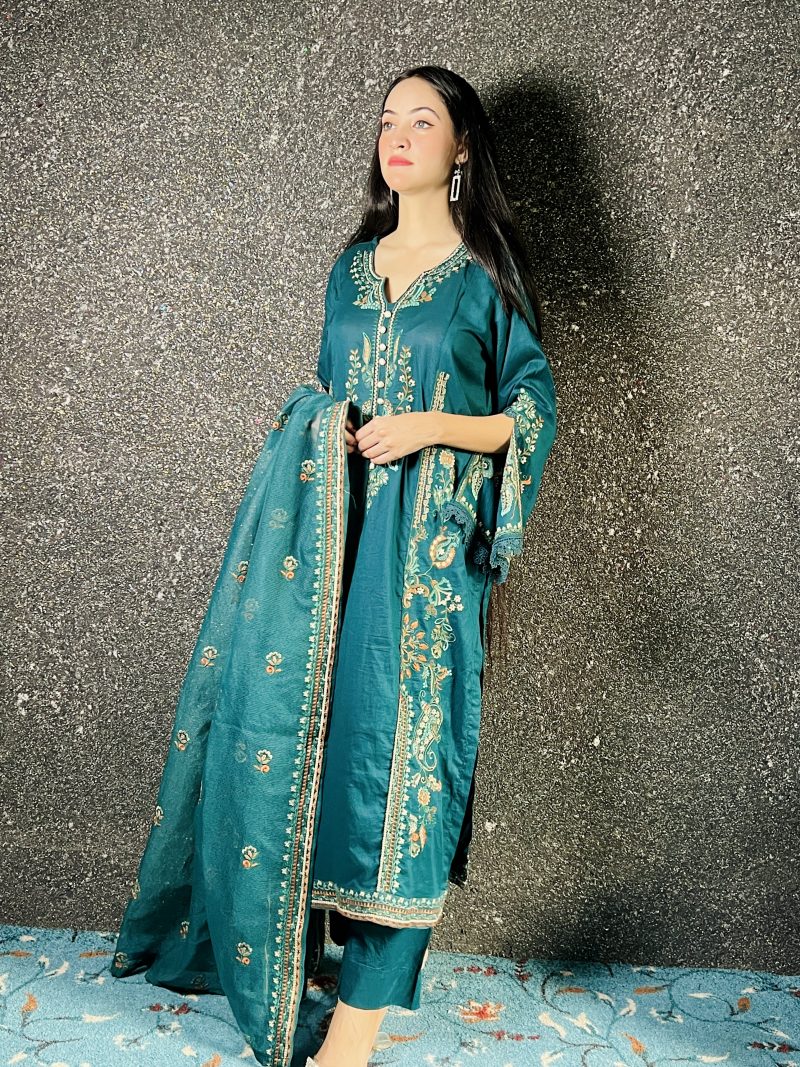 Noir Elegance Embroidered Lawn Suit - Image 3